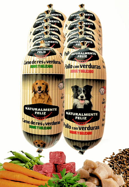 Imagen de varios paquetes de Mix Cocido Natural de Pollo - Ternera fresca y verduras - Naturalmente Feliz (5,4KG - 12 X 450gr) con imágenes de un cachorro y un perro adulto en las etiquetas. El empaque dice "Naturalmente Feliz" y muestra sabores como "Carne de res y verduras" y "Pollo con verduras". Alrededor de los paquetes hay verduras, carne cruda, cereales y comida húmeda completa para perros.
