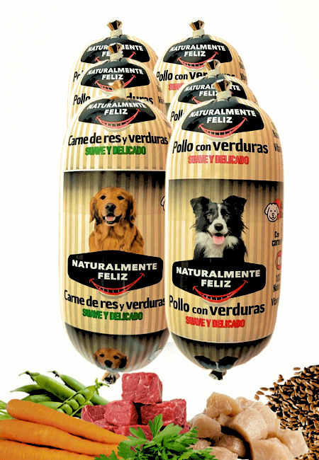 Una muestra de productos alimenticios para mascotas "Mix Cocido Natural de Pollo - Ternera fresca y verduras - Naturalmente Feliz (2,7KG - 6 X 450gr)" de Naturalmente Feliz. El empaque presenta imágenes de perros felices y las etiquetas indican sabores como "Carne de res y verduras" y "Pollo con verduras". Las verduras y la carne se muestran en la base de los paquetes, asegurando una nutrición completa y de calidad.