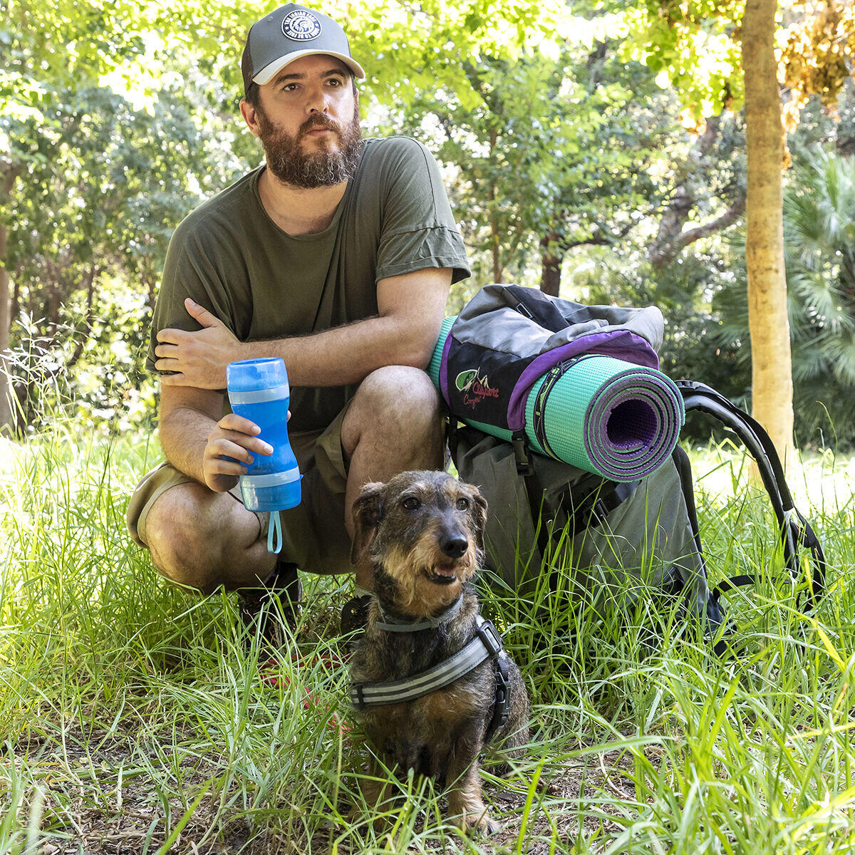 Botella con Depósito de Agua y Comida 2 en 1 – La Solución Inteligente para Paseos y Aventuras