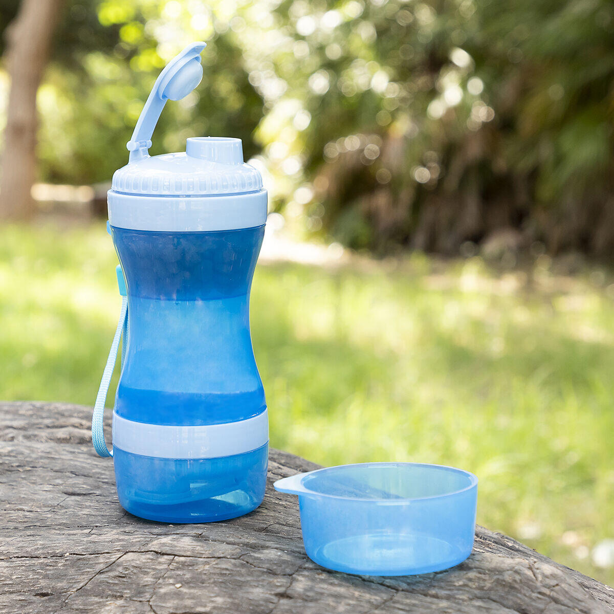Botella con Depósito de Agua y Comida 2 en 1 – La Solución Inteligente para Paseos y Aventuras